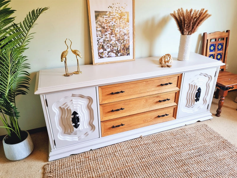 Canada -Beautiful,Solid and Newly Refurbished Oak Low Sideboard/ Chest of drawers/Entertainment Unit&nbsp;