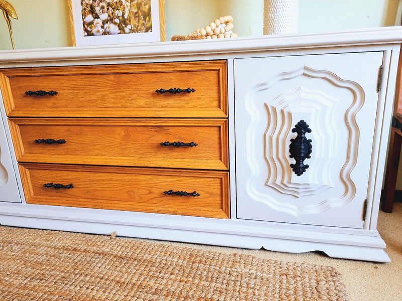 Canada -Beautiful,Solid and Newly Refurbished Oak Low Sideboard/ Chest of drawers/Entertainment Unit&nbsp;