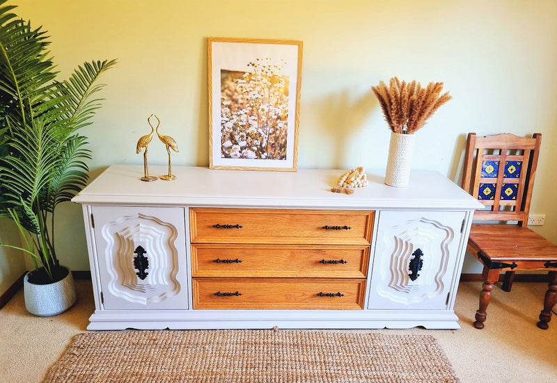 Canada -Beautiful,Solid and Newly Refurbished Oak Low Sideboard/ Chest of drawers/Entertainment Unit&nbsp;