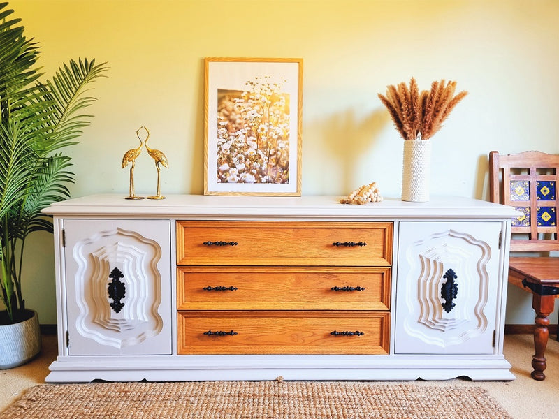 Canada -Beautiful,Solid and Newly Refurbished Oak Low Sideboard/ Chest of drawers/Entertainment Unit&nbsp;