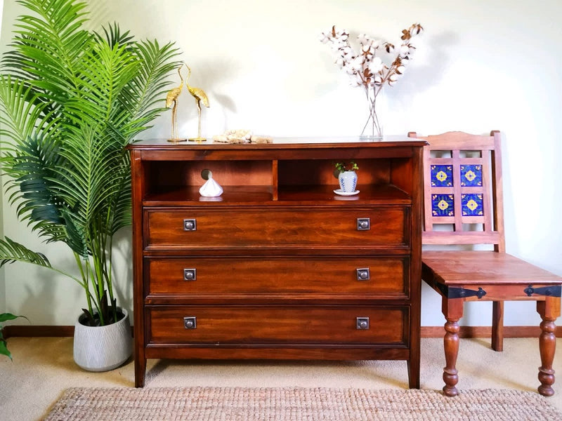 Beautiful, Solid and Original Vintage Oak Dresser/chest of drawers