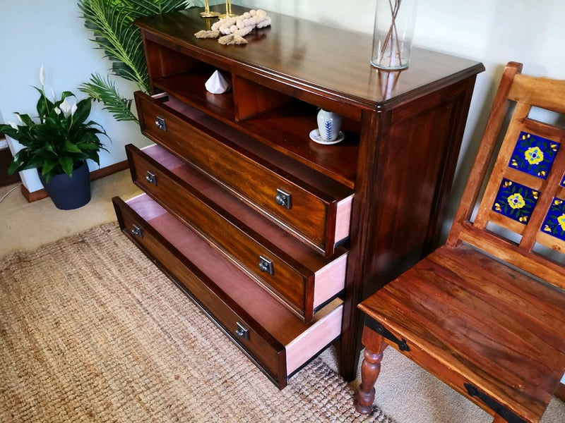 Beautiful, Solid and Original Vintage Oak Dresser/chest of drawers