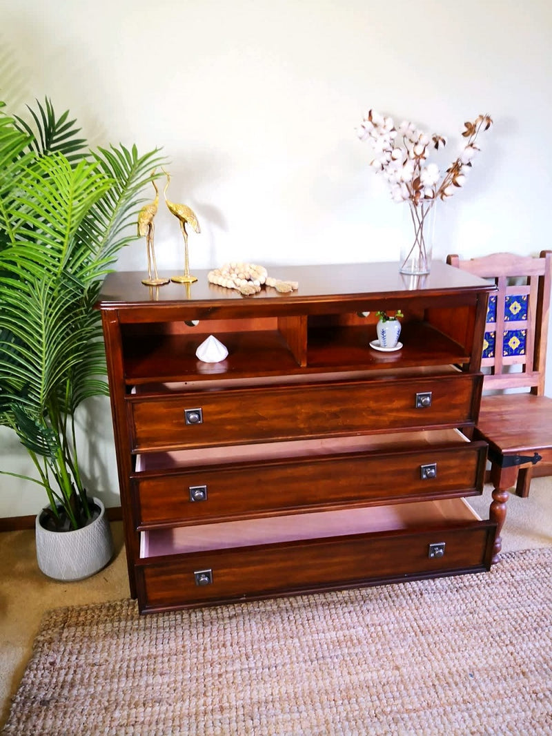 Beautiful, Solid and Original Vintage Oak Dresser/chest of drawers