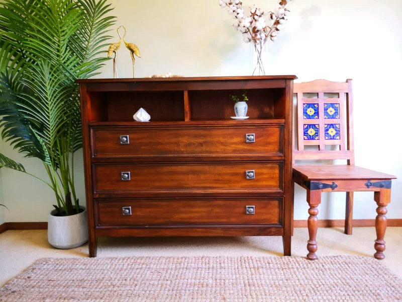 Beautiful, Solid and Original Vintage Oak Dresser/chest of drawers